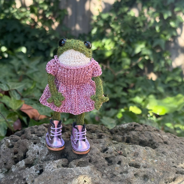 Hand knitted frog