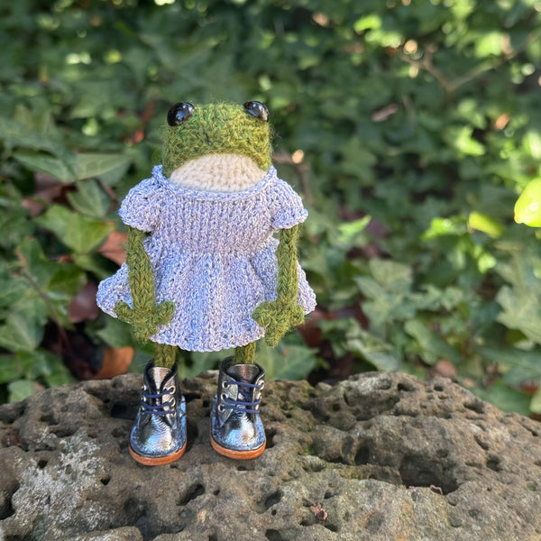 Hand knitted frog