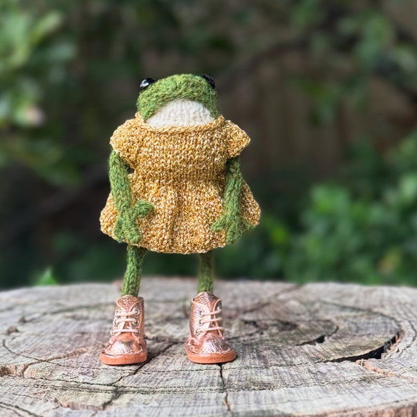 Hand knitted frog