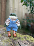 Hand knitted frog