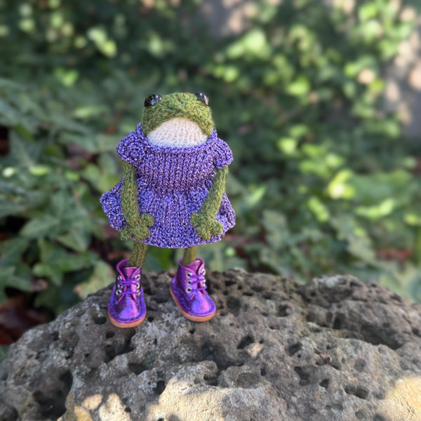 Hand knitted frog
